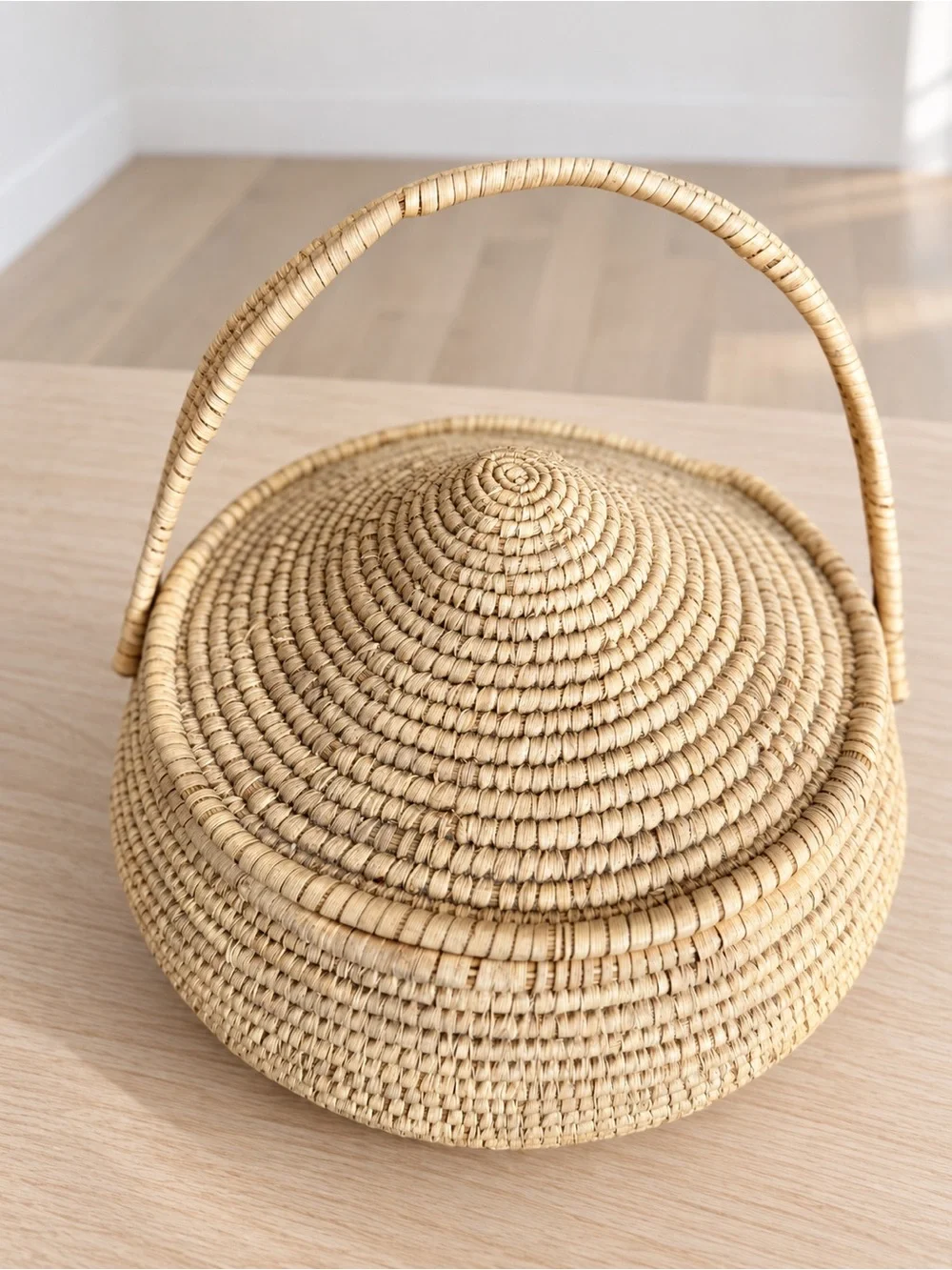 Vintage Handwoven Natural Straw Basket with Lid and Handle - Natural